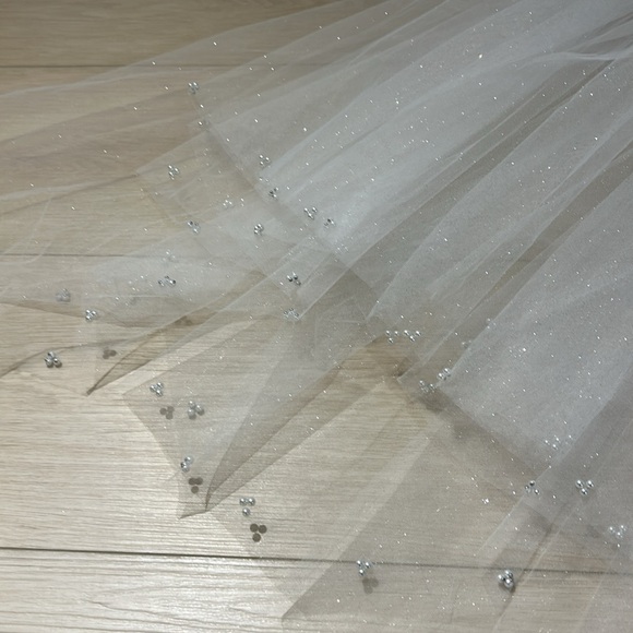2 Tier Short Sparkly Bead Veil With Comb - Picture 4 of 5